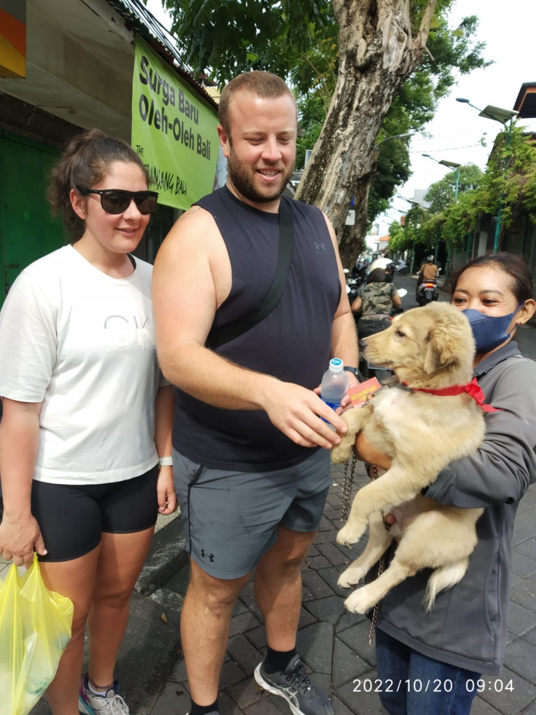 WISATAWAN ASING IKUT MERAMAIKAN KEGIATAN VAKSINASI RABIES DI KUTA.